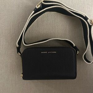 marc jacobs black cross body bag w/ dust bag. Great condition. Only used twice.
